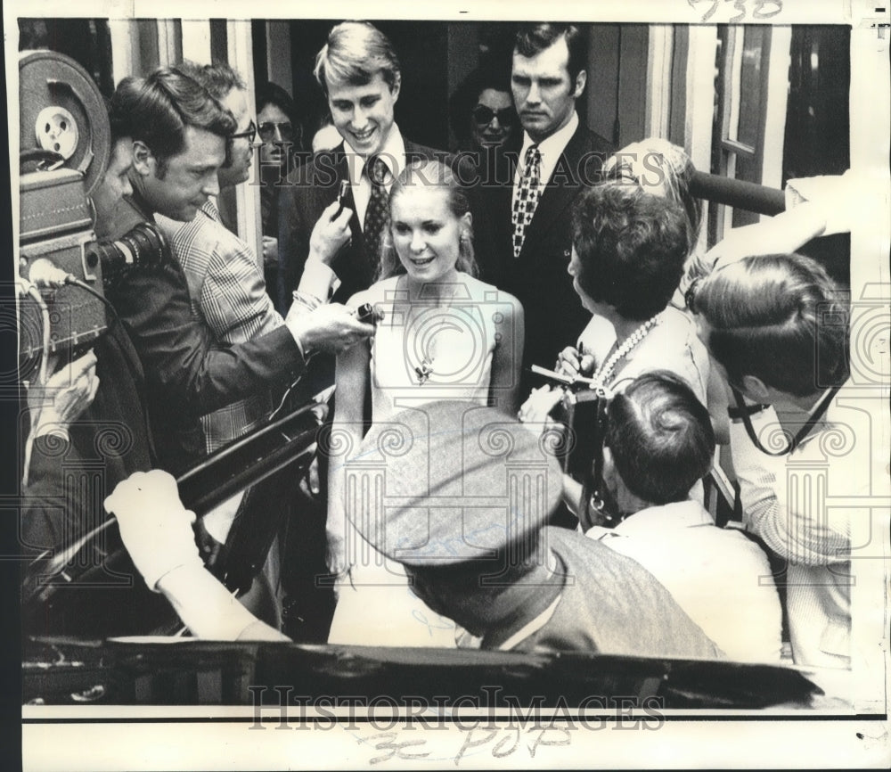 1971 Press Photo Bride to be Tricia Nixon is followed by Edward Cox after Lunch- Historic Images