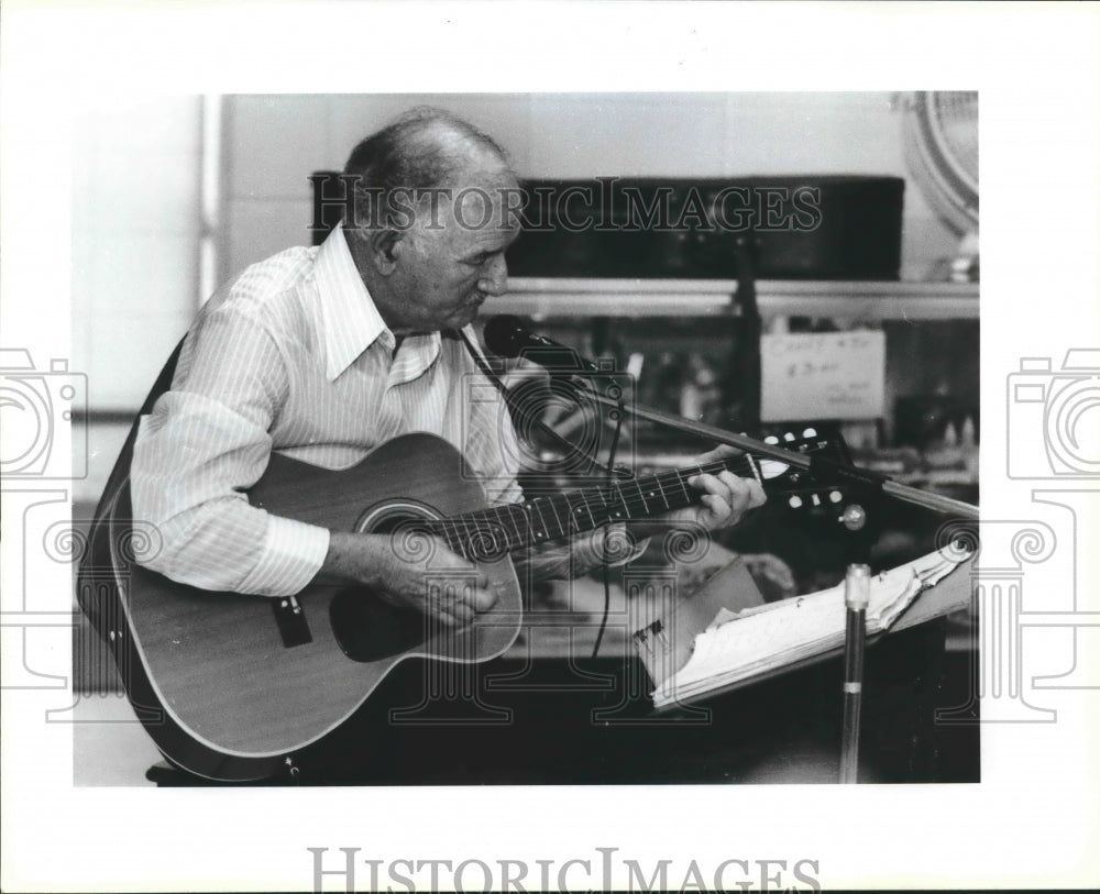 1993 Press Photo Frank Conzoniere, picks the Guitar at Nursing Home Session- Historic Images