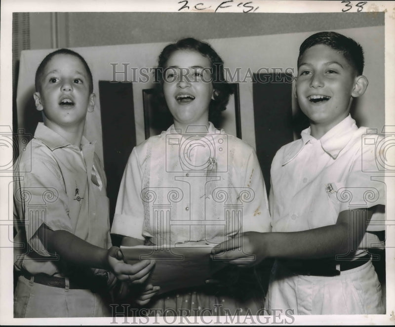 Load image into Gallery viewer, 1959 Press Photo David Paley, Miriam Levy, Michael Zoller Jewish Center Childrer
