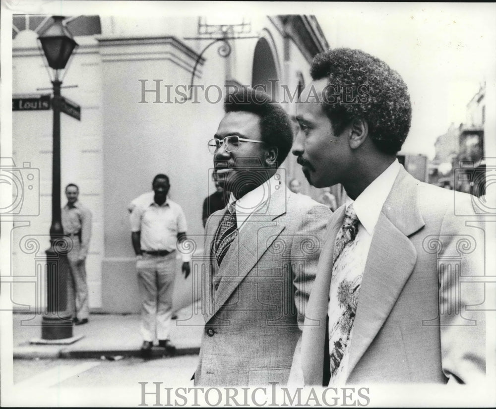 1975 Press Photo Don Hubbard, Sherman Copelin Walk in Downtown Area - noa73778- Historic Images