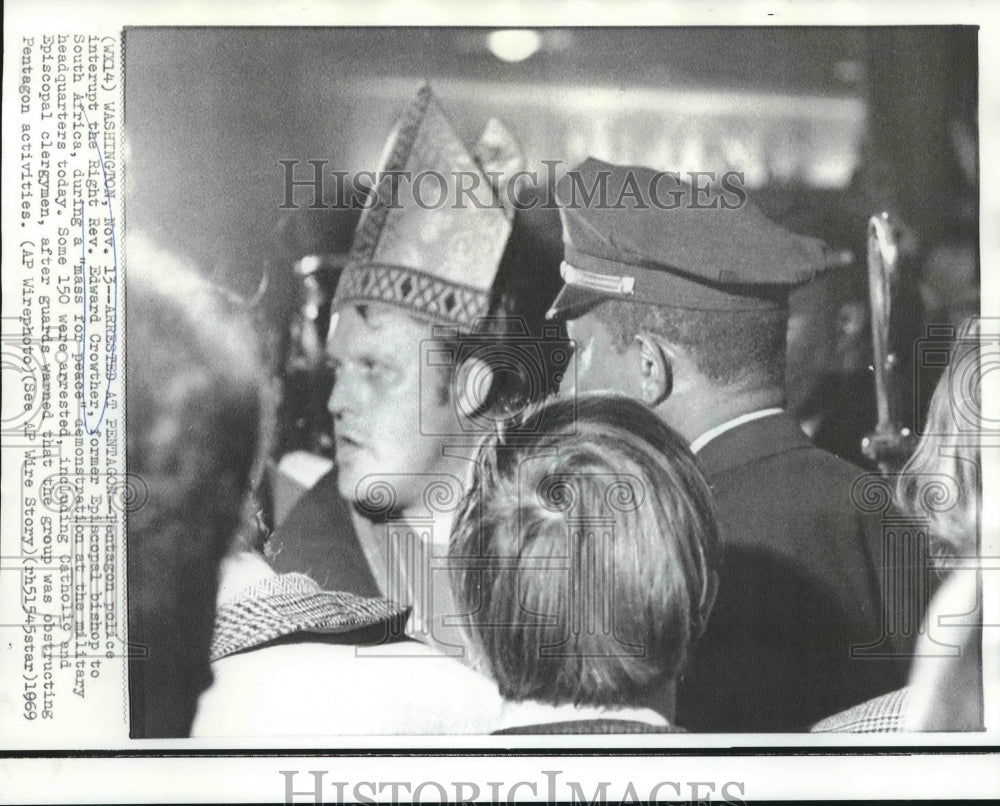 1969 Press Photo &quot;Mass for peace&quot; demonstration by Rev. Edward Crowther- Historic Images