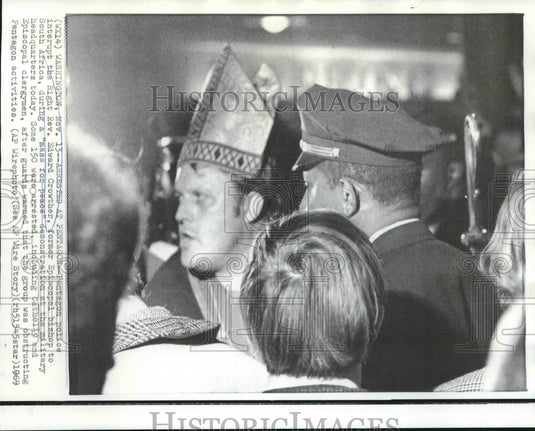 1969 Press Photo "Mass for peace" demonstration by Rev. Edward Crowther- Historic Images