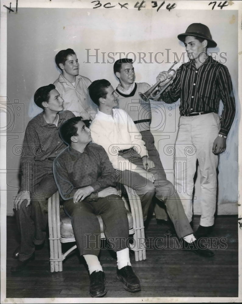 1960 Press Photo Cor Jesu Students Rehearse &quot;Arsenic and old Lace&quot;- Historic Images