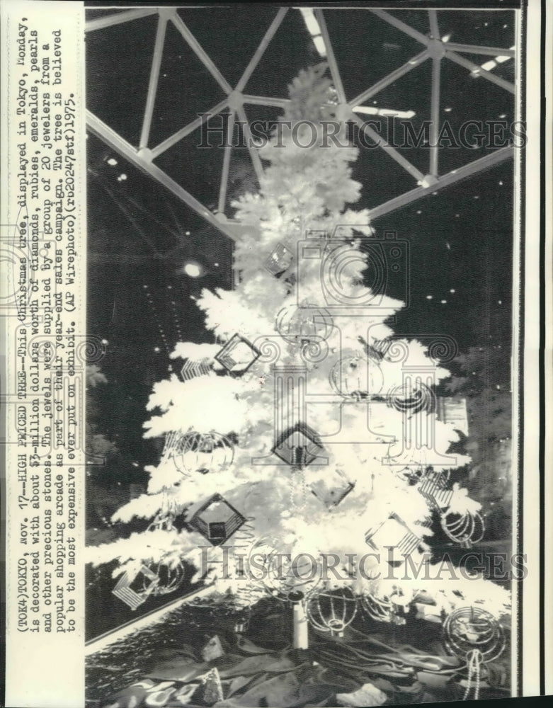 1975 Press Photo Christmas tree in Tokyo decorated with diamonds &amp; other stones- Historic Images