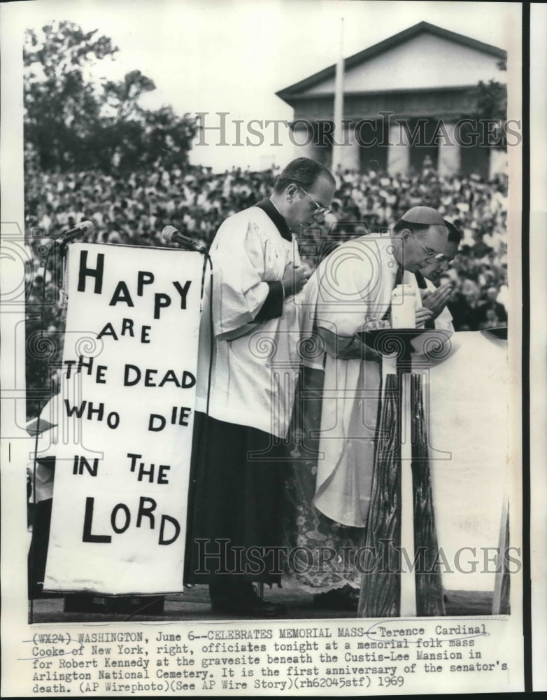 1969 Press Photo Terence Cardinal Cooke officiates mass for Robert Kennedy.