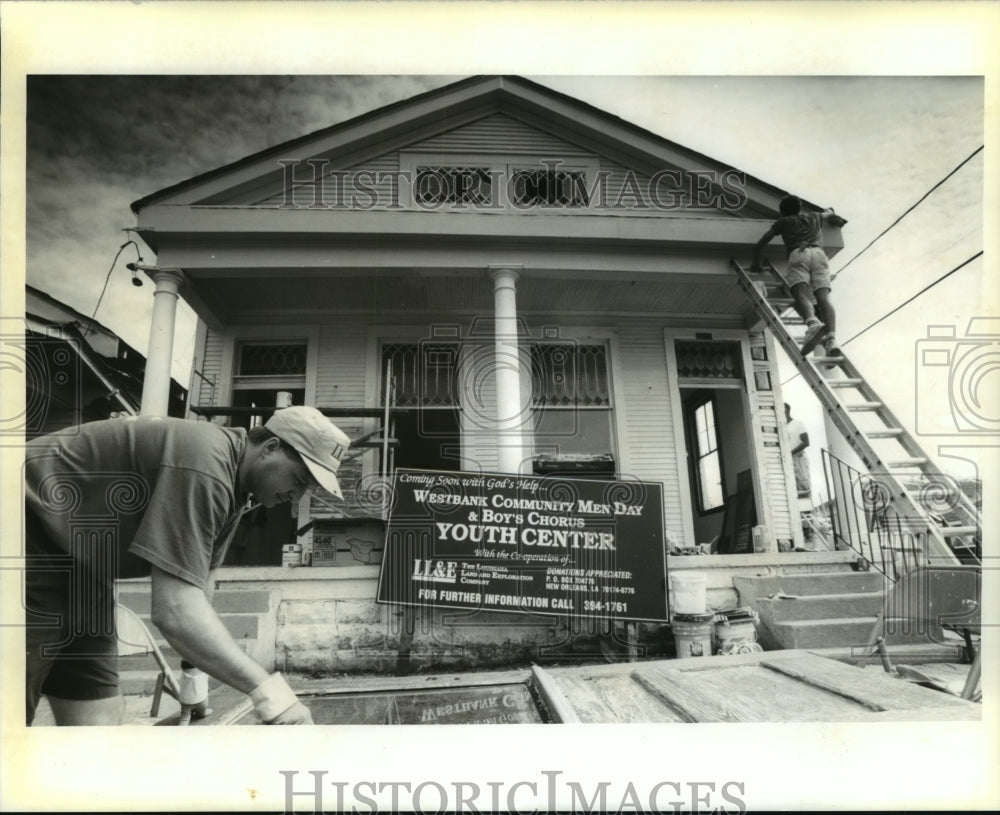  Press Photo Renovation project during "Christmas in October" in Algiers Point- Historic Images