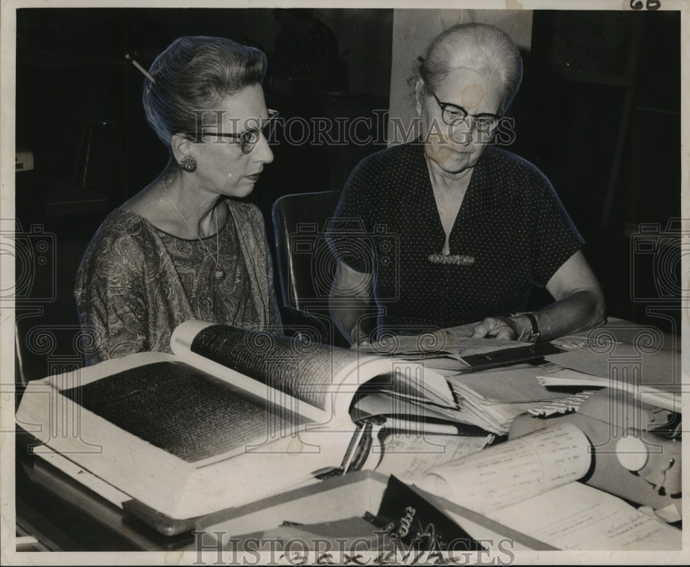 1963 Press Photo Norma Core &amp; Mrs. Amos E. Neff, look into Covington old records- Historic Images