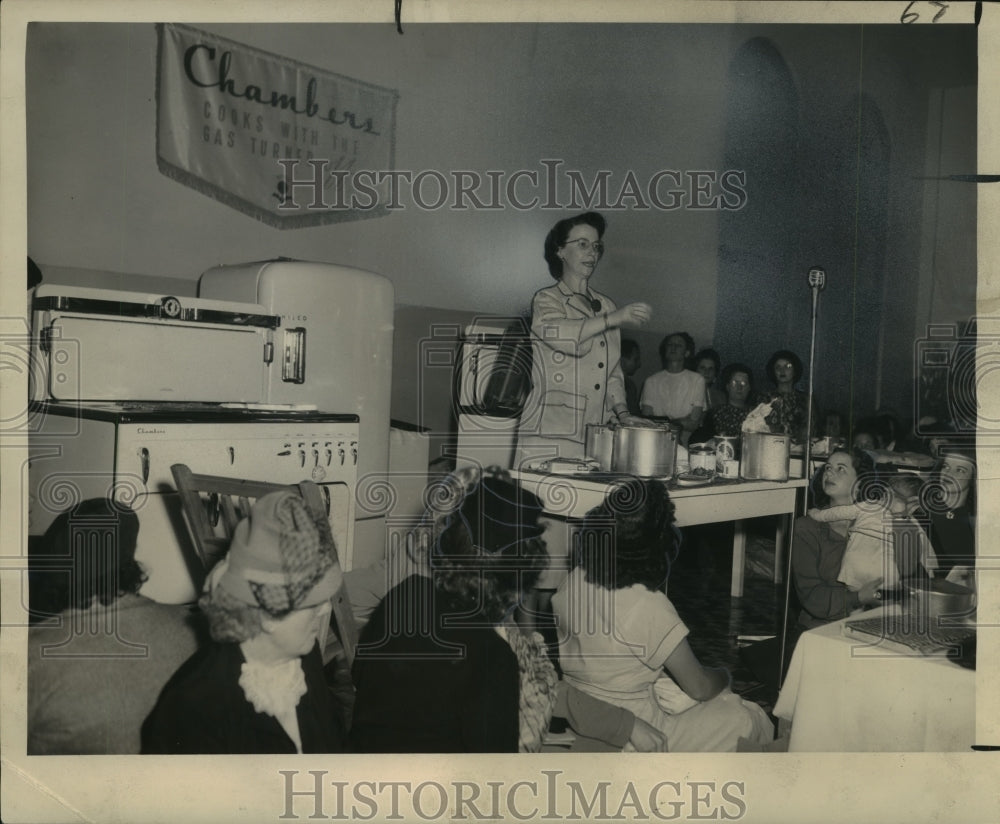 1949 Press Photo Miss Chambers Cooking School at the Municipal Auditorium- Historic Images