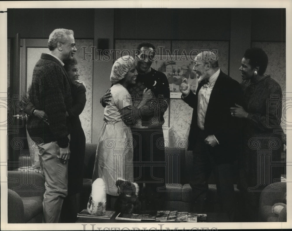 1988 Press Photo Clair and Cliff rejoice in "The Birth" on "The Cosby Show."- Historic Images