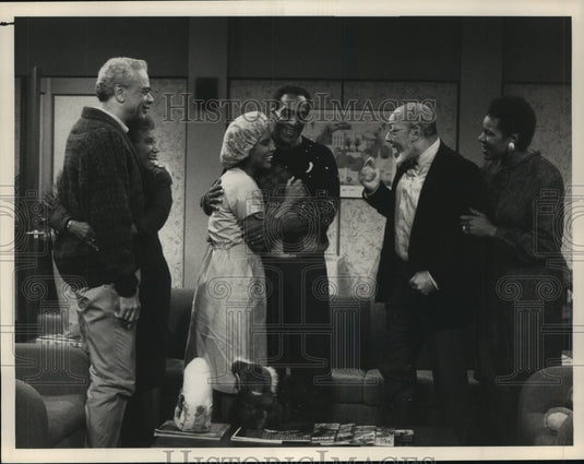 1988 Press Photo Clair and Cliff rejoice in "The Birth" on "The Cosby Show."- Historic Images