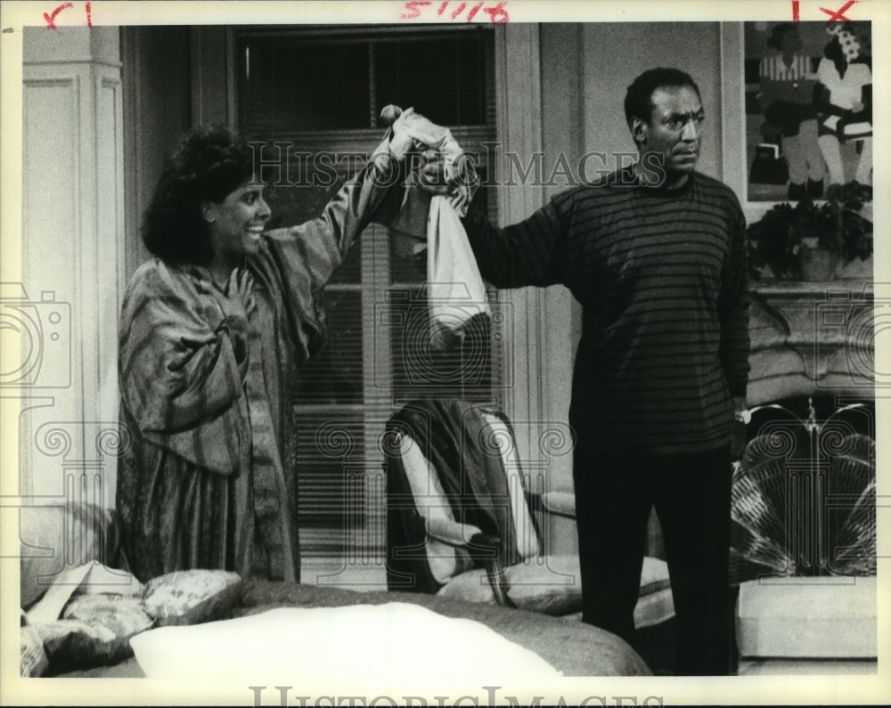 1986 Press Photo Bill Cosby & Phylicia Rashad in "The Cosby Show"- Historic Images