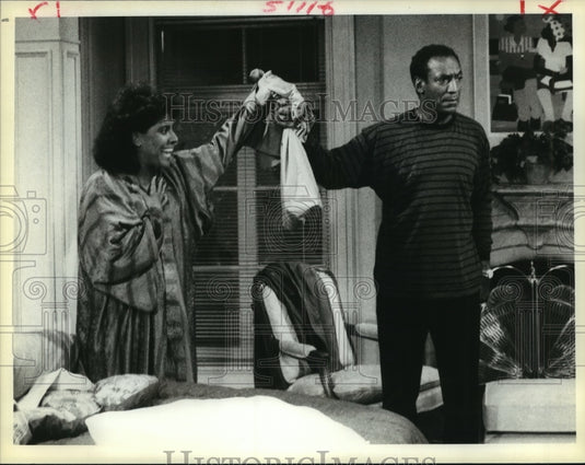1986 Press Photo Bill Cosby & Phylicia Rashad in "The Cosby Show"- Historic Images