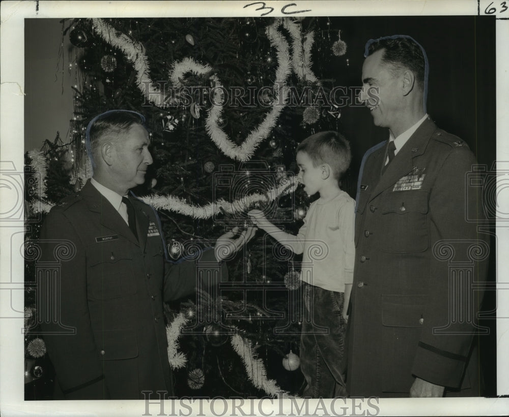  Press Photo Three generations under the recently decorated Christmas Tree- Historic Images