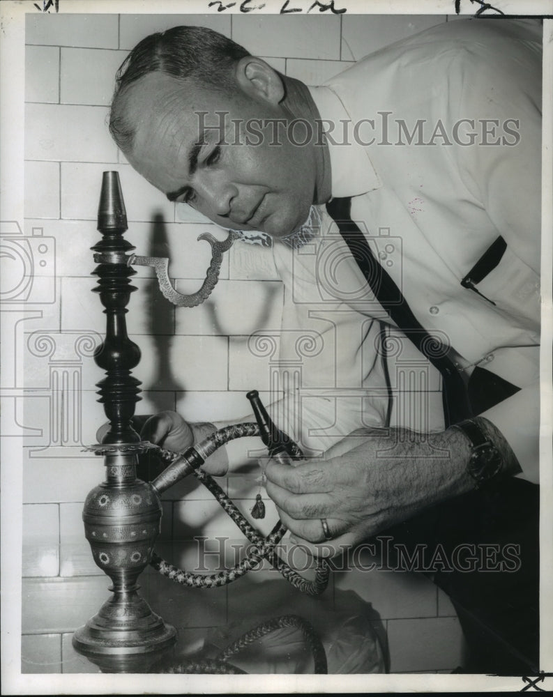 1967 Press Photo New Orleans Coroner&#39;s Office technician, Milton Cox, at work- Historic Images