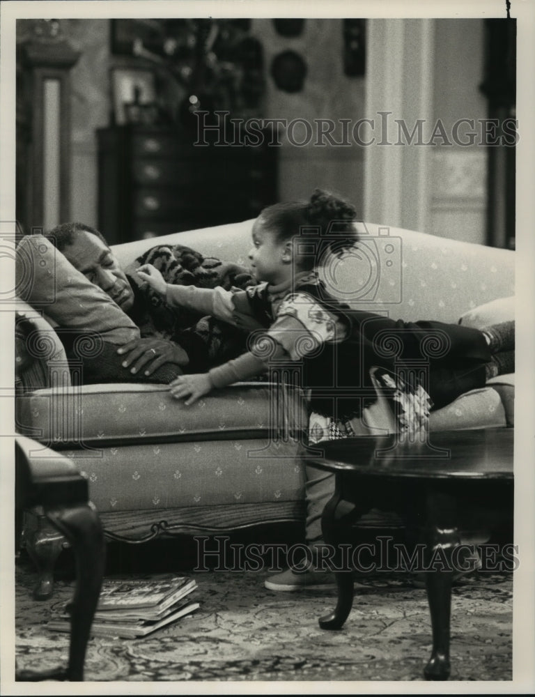 1989 Press Photo Raven-Symone and Bill Cosby on &quot;The Cosby Show&quot;- Historic Images