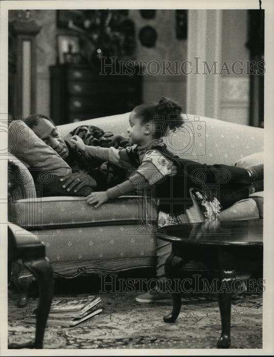 1989 Press Photo Raven-Symone and Bill Cosby on "The Cosby Show"- Historic Images