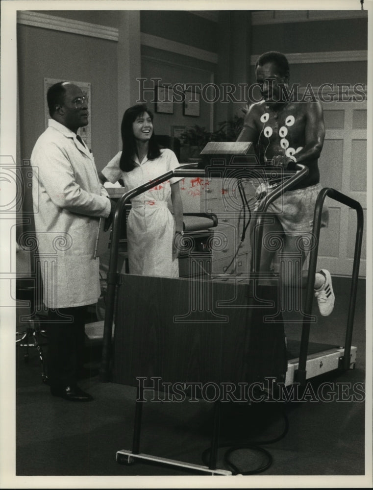 1989 Press Photo Actors Bill Cosby, John Amos &amp; Sari Chang in The Cosby Show- Historic Images