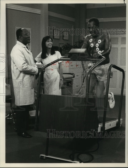 1989 Press Photo Actors Bill Cosby, John Amos & Sari Chang in The Cosby Show- Historic Images