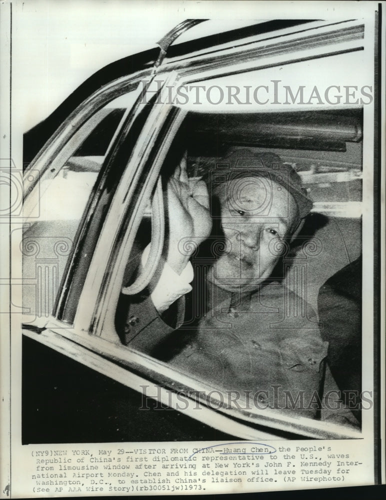 1973 Press Photo Huang Chen waves from limousine at John F. Kennedy Airport- Historic Images