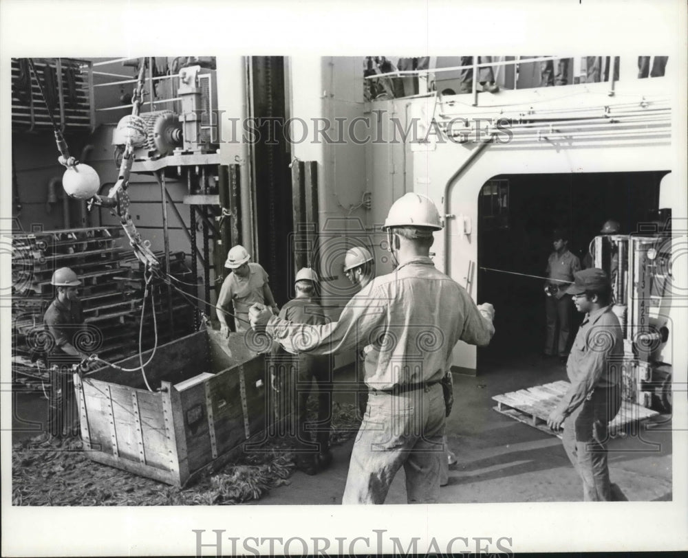 1977 Press Photo Ship - Workmen Move Large Crate on Ship- Historic Images