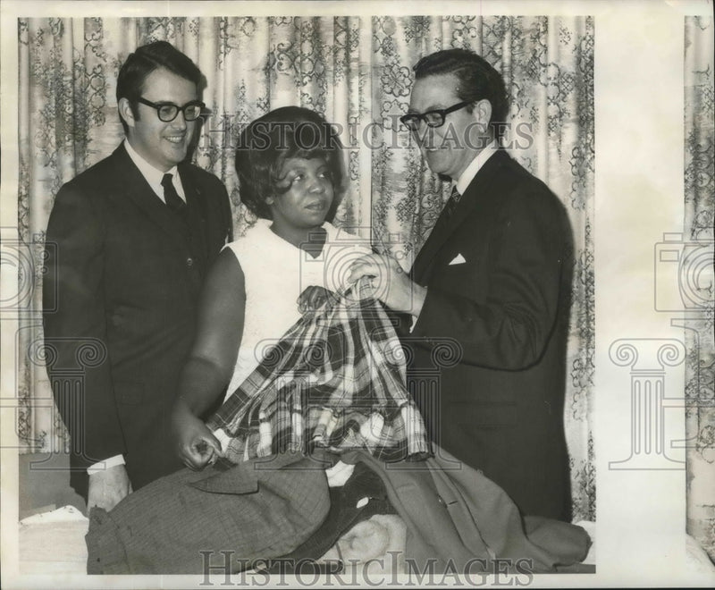 Load image into Gallery viewer, 1968 Press Photo Clothes for Christmas Campaign to Independent Peoples League
