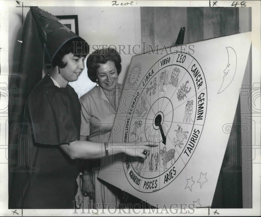 1966 Press Photo Beverly Cullen and Helen Seglin an astrologer and prexy- Historic Images