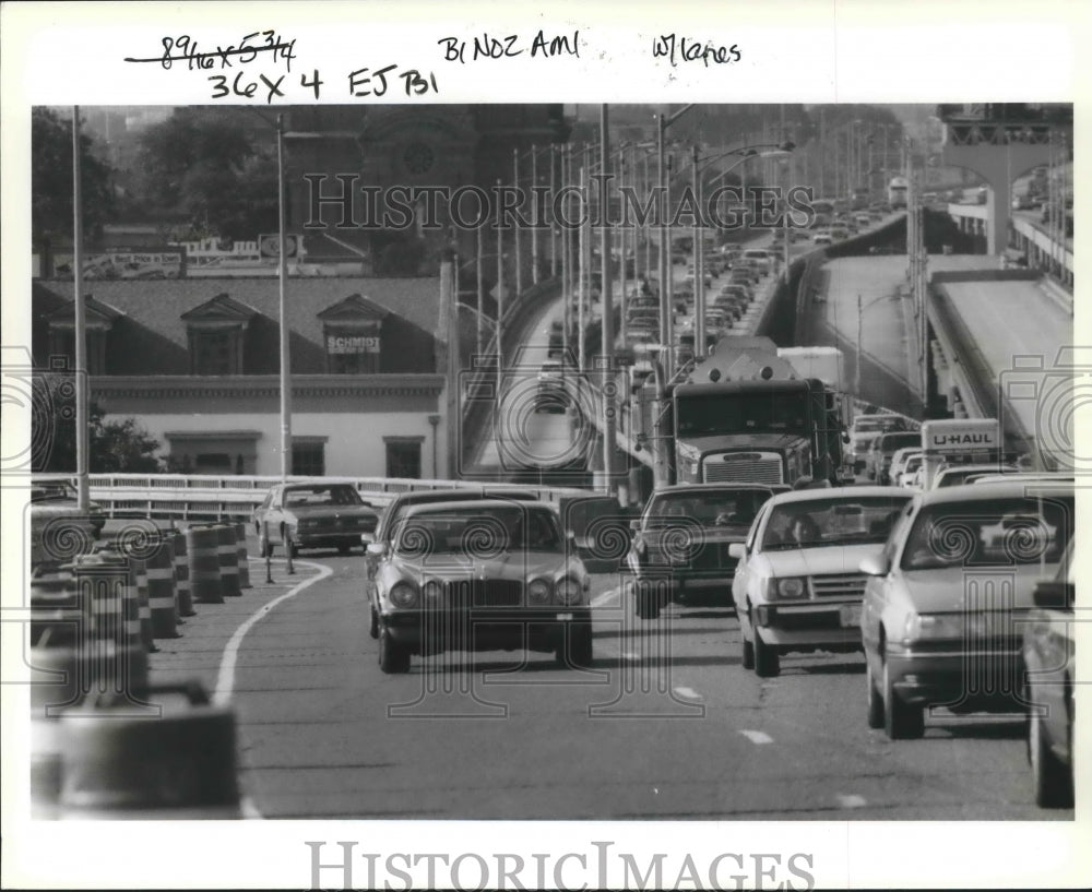 1991 Press Photo Autos merge from Camp St. entrance to Crescent City Connection- Historic Images