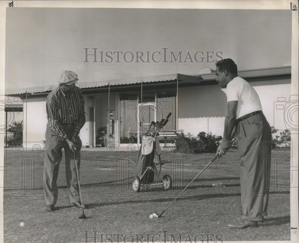 1957 Press Photo E. Belfield Spriggins takes lesson from golf pro John Roux- Historic Images