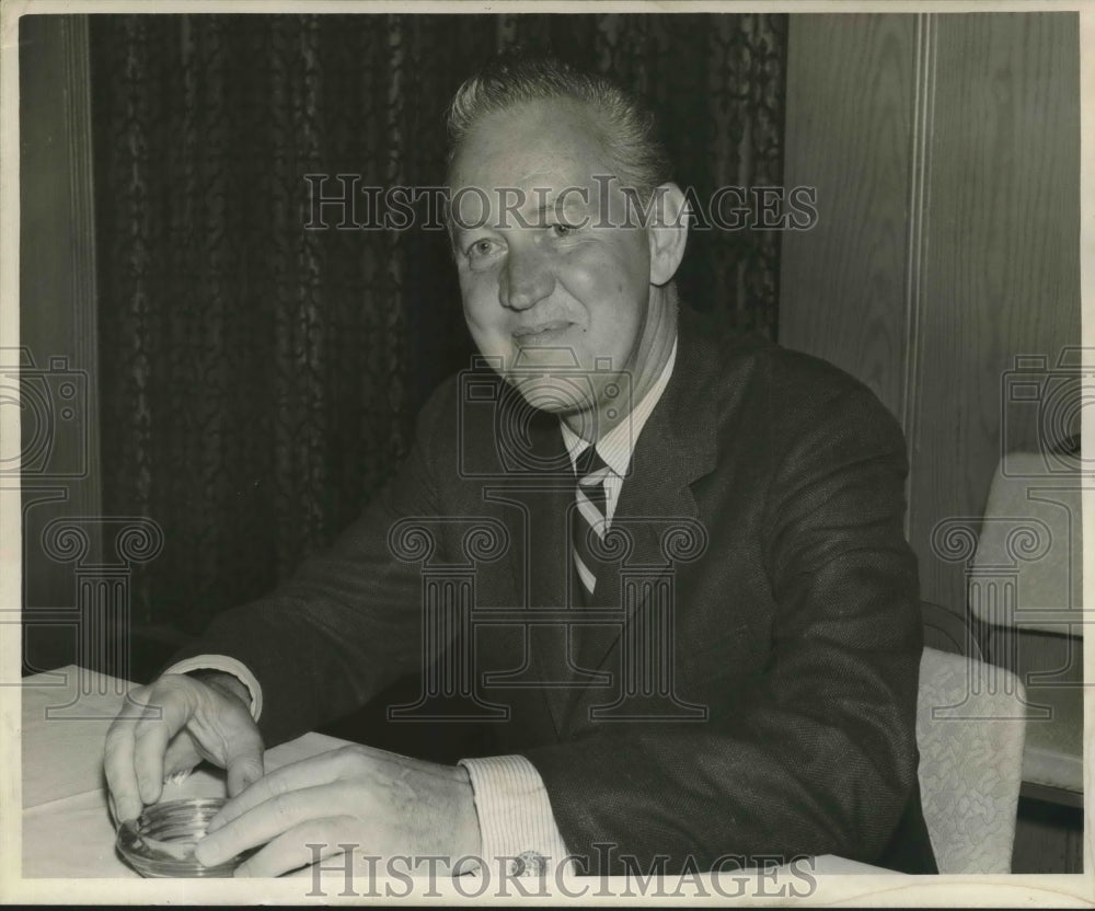 1967 Press Photo Lawrence M. Cox smiles- Historic Images