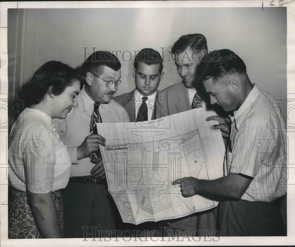 1950 Press Photo Marjorie Ball, Grant Snyder, Don Spurlock and Others view Plan