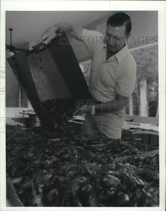 1990 Press Photo Covington High Teacher Richard Fielding dumps Crawfish Shells- Historic Images