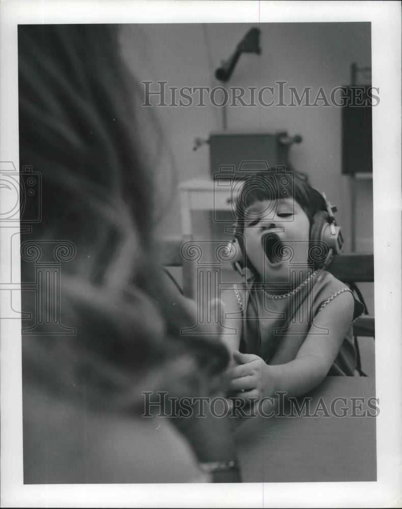 Load image into Gallery viewer, 1969 Press Photo Julie Bryant, 3 years old, in a process of saying "rabbit"
