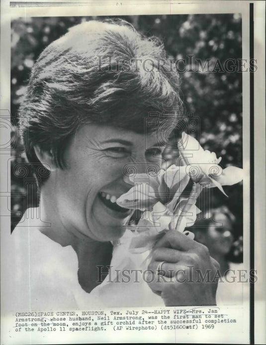 1969 Press Photo Mrs Jan Armstrong enjoys gift of orchid after husbands flight.- Historic Images