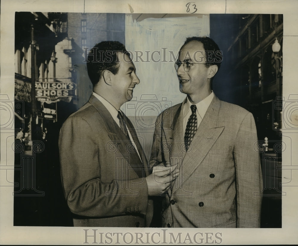 1950 Press Photo Traffic Coordinator Peter Murtes awards Jesse Cruthirds tickets- Historic Images