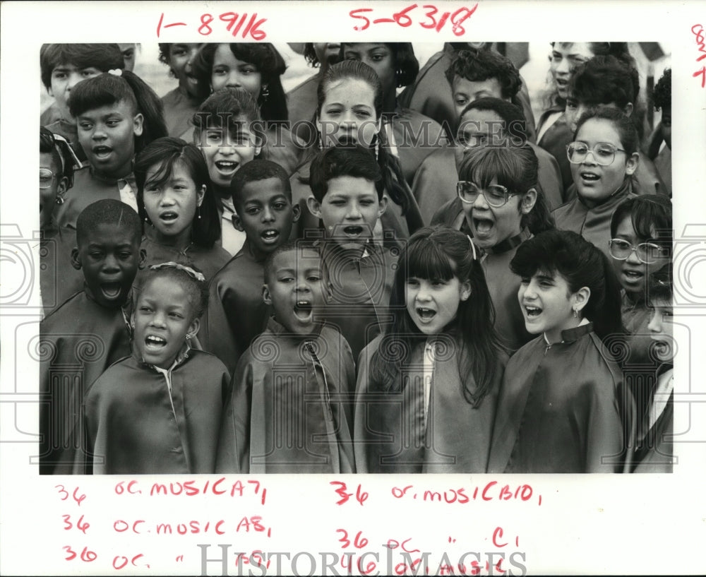 1988 Press Photo A.D. Crossman school choir filmed for public service statement- Historic Images