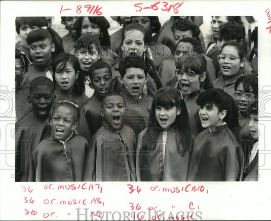 1988 Press Photo A.D. Crossman school choir filmed for public service statement- Historic Images