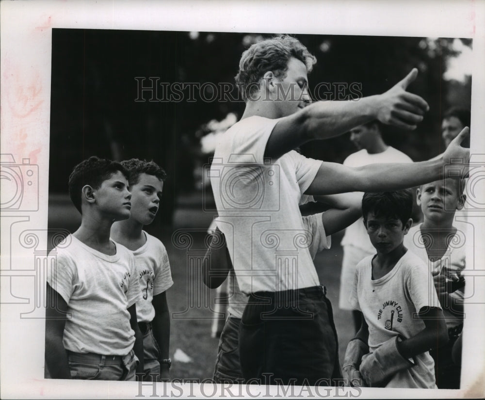 1964 Press Photo Cricket Coach Johnny Hoskyns-Abrahall at the Jimmy Club- Historic Images