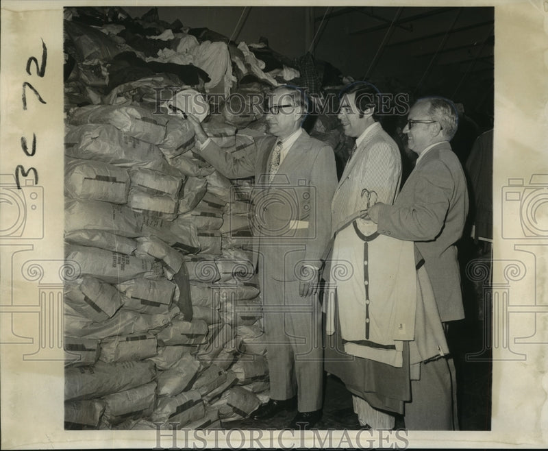 Load image into Gallery viewer, 1972 Press Photo New Orleans Goodwill Industries Leaders Plan Clothing Drive
