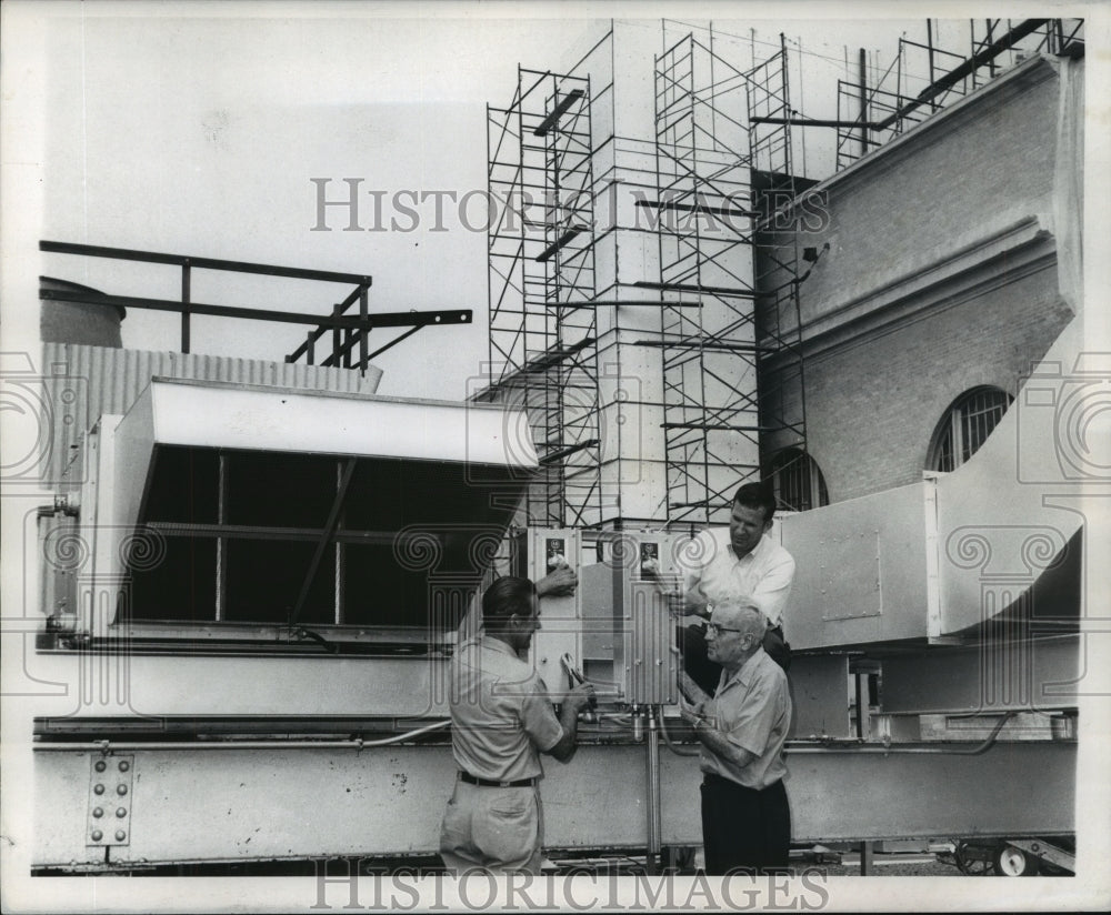 1968 Press Photo Workmen work on air-conditioning unit atop Municipal Auditorium