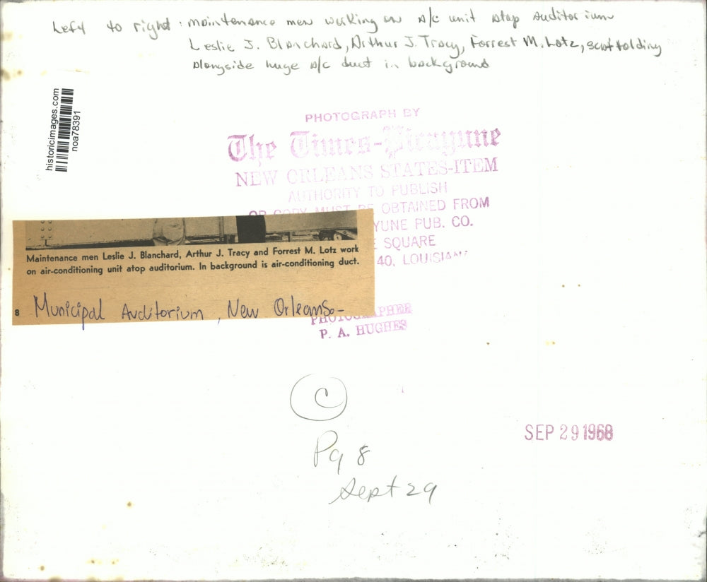 1968 Press Photo Workmen work on air-conditioning unit atop Municipal Auditorium