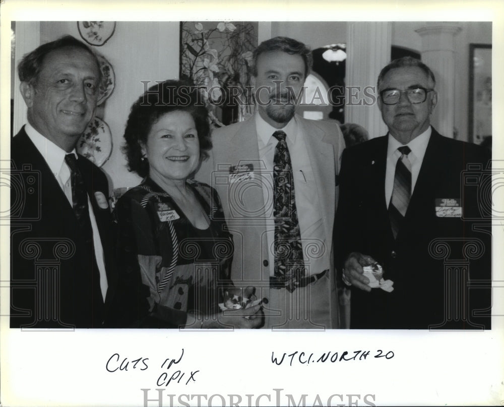 1993 Press Photo Ronnie Kole (center), pianist, poses with others for picture - Historic Images