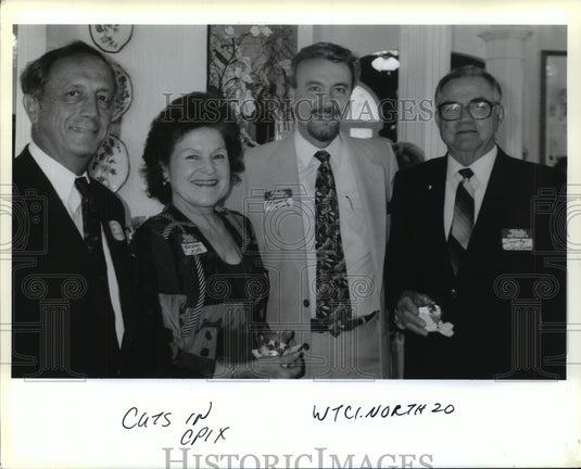 1993 Press Photo Ronnie Kole (center), pianist, poses with others for picture - Historic Images