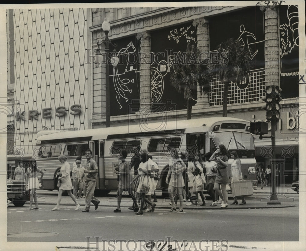 1972 Press Photo Public transportation is a big boost to downtown shopping.- Historic Images