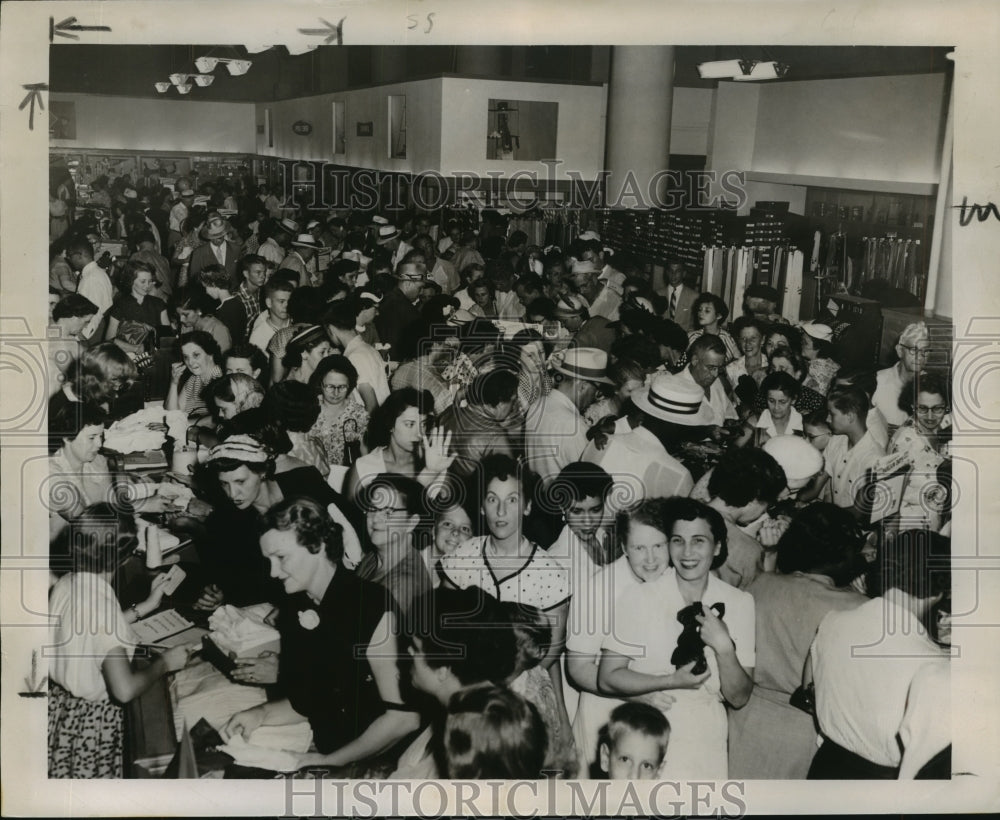 1953 Press Photo Bargain-hungry crowds swarmed into stores in New Orleans