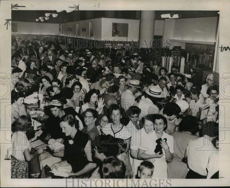 Load image into Gallery viewer, 1953 Press Photo Bargain-hungry crowds swarmed into stores in New Orleans
