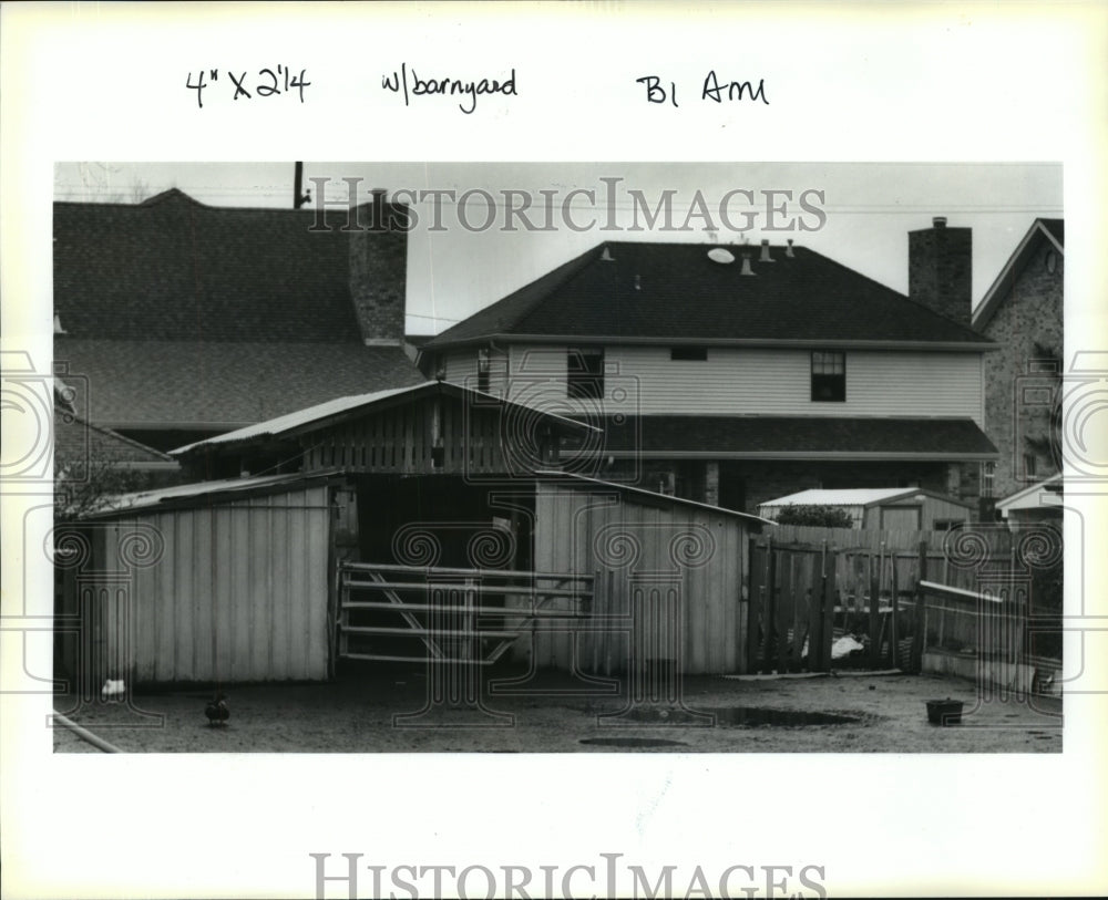 1993 Press Photo The Cuccia&#39;s barn on Gary Mikelk Avenue is close to Neighbors- Historic Images