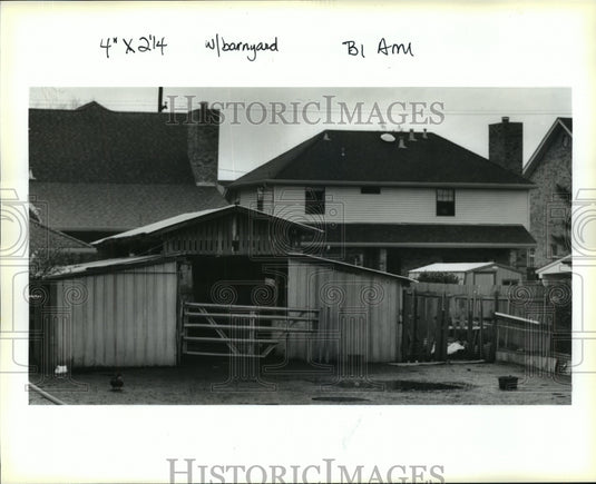 1993 Press Photo The Cuccia's barn on Gary Mikelk Avenue is close to Neighbors- Historic Images