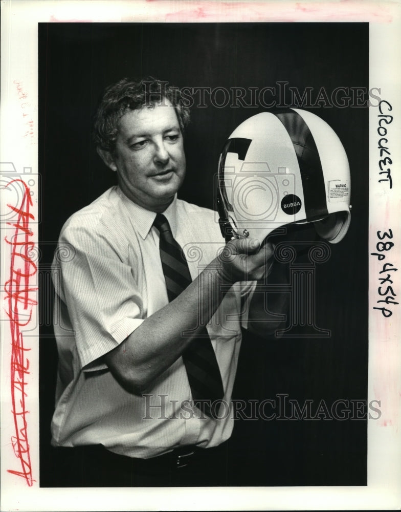 1985 Press Photo Don Crockett, with Tulane football helmet with &quot;Bubba&quot; on back- Historic Images