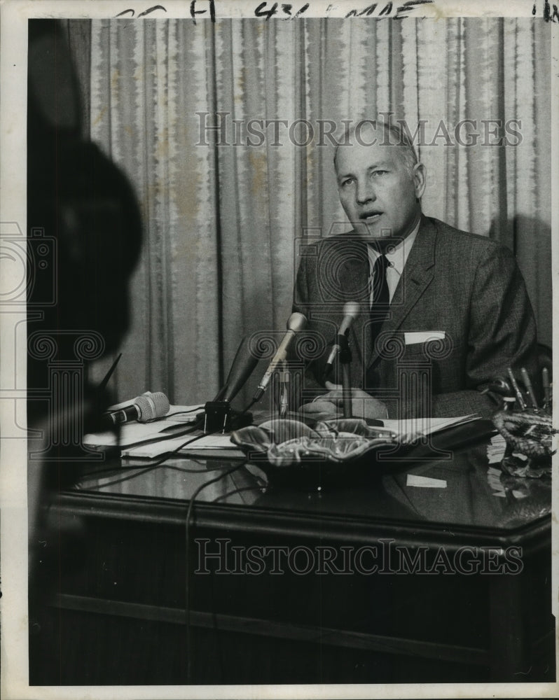 1969 Press Photo Alwynn Cronvich, Sheriff of Jefferson Parish with Press