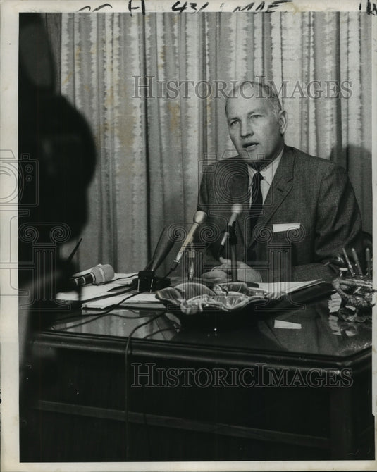 1969 Press Photo Alwynn Cronvich, Sheriff of Jefferson Parish with Press